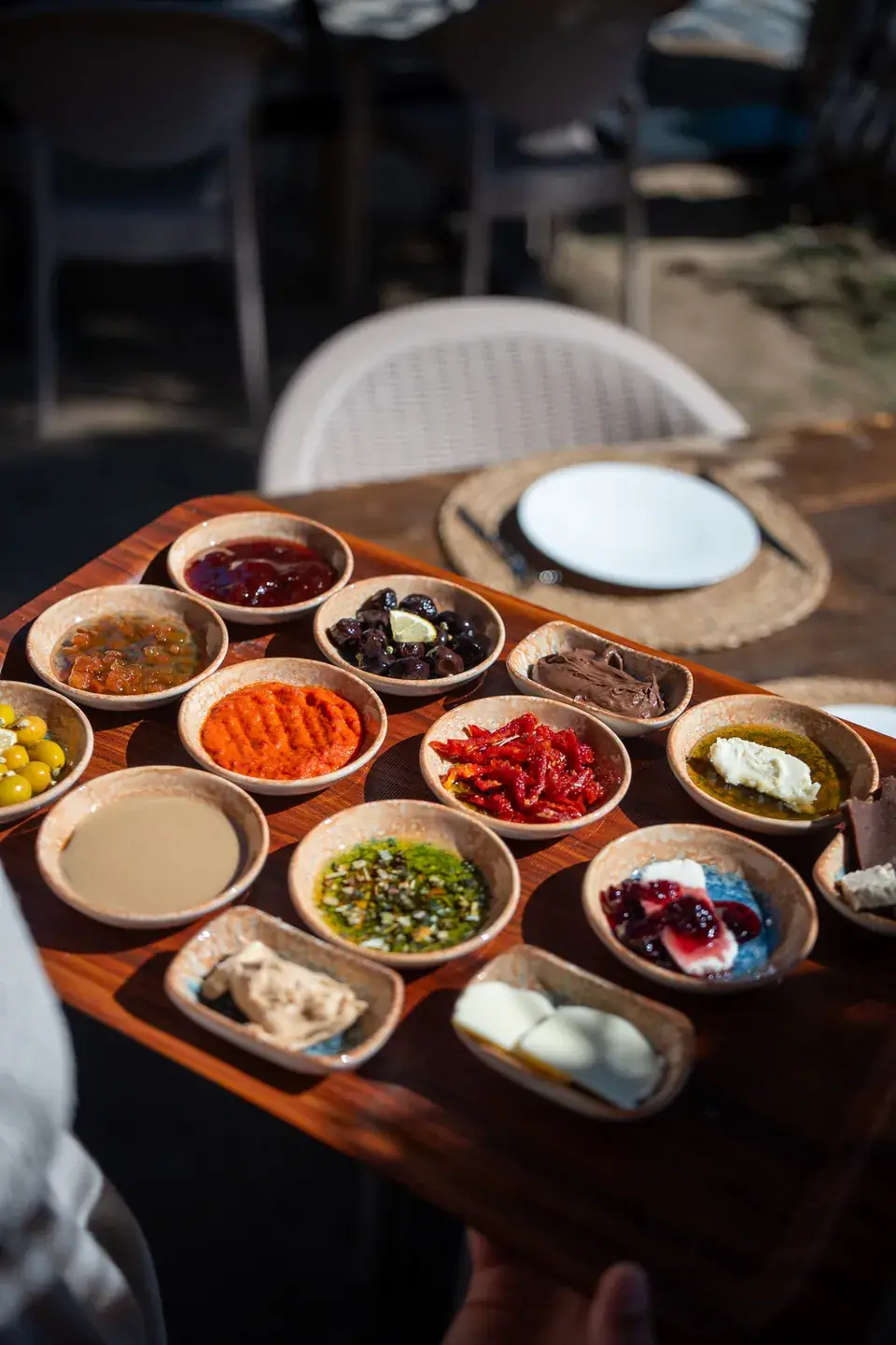 Serpme kahvaltı tepsisi: reçeller, zeytin, ezmeler, peynirler